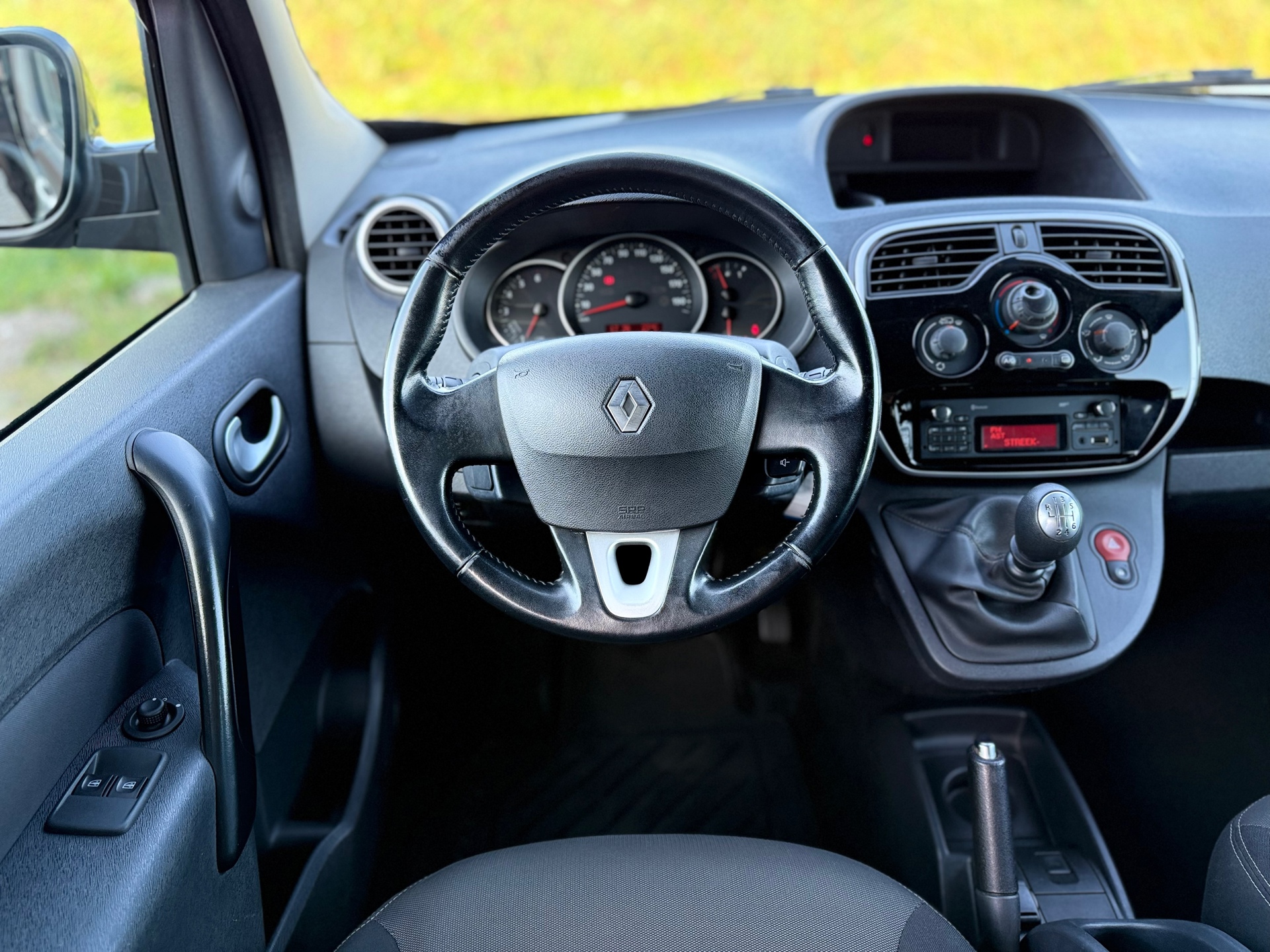 47142877-10.jpg