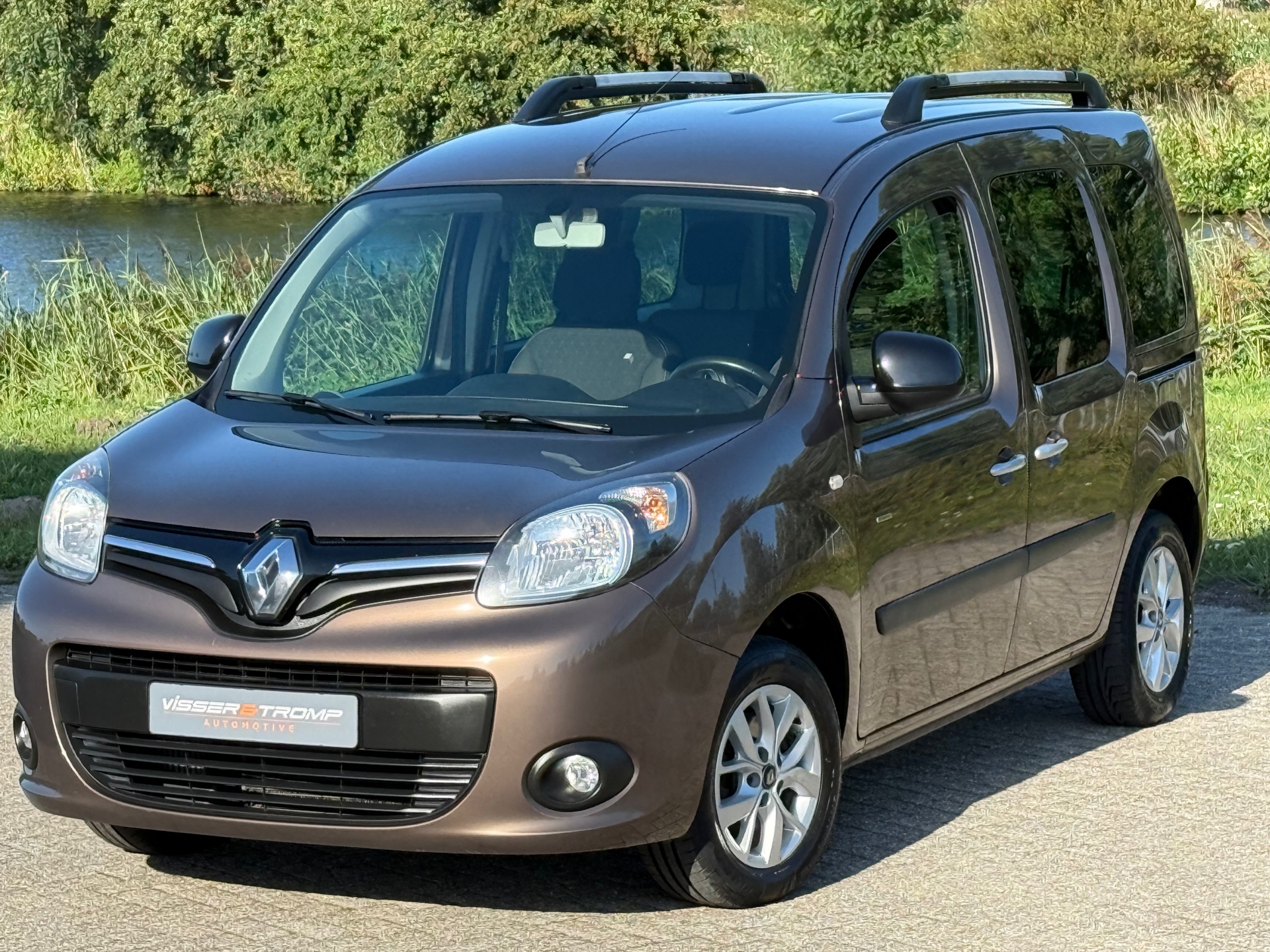 47142877-15.jpg