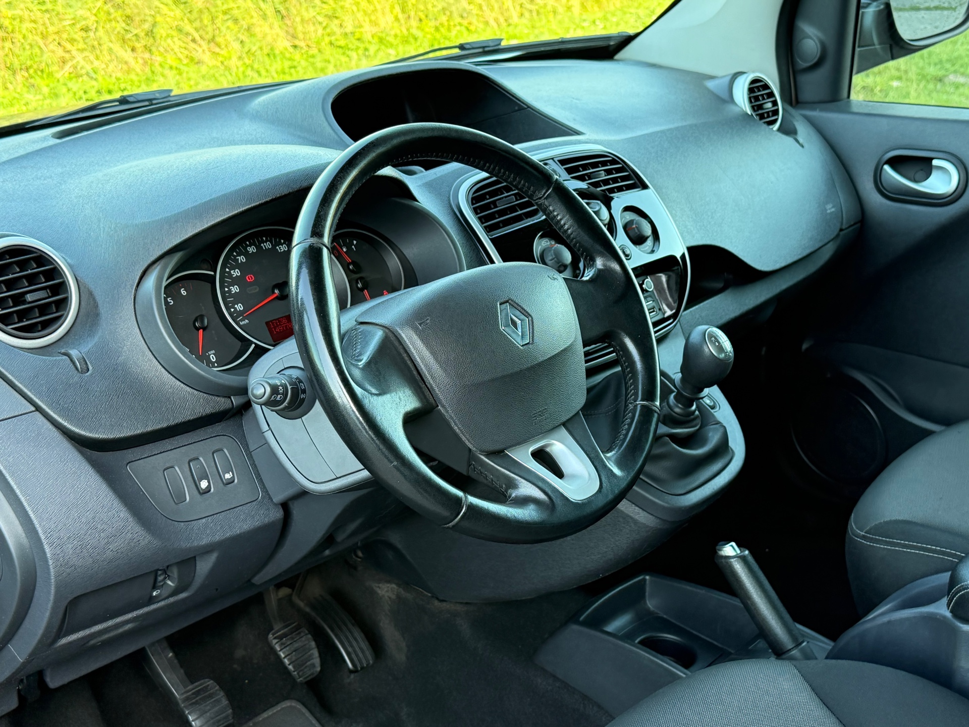 47142877-6.jpg